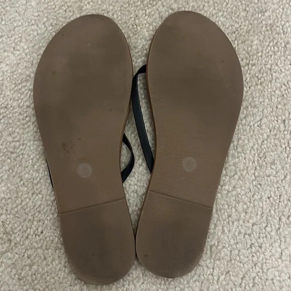 Bundle of 4 Pairs of Women’s Old Navy Sandals and Flip Flops - Size 8 - Picture 7 of 9